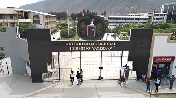 Portón principal UNHEVAL